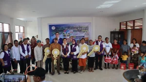 KETUA TP PKK PROVINSI MALUKU, SERAHKAN RUMAH BSPS BAGI WARGA WAAI