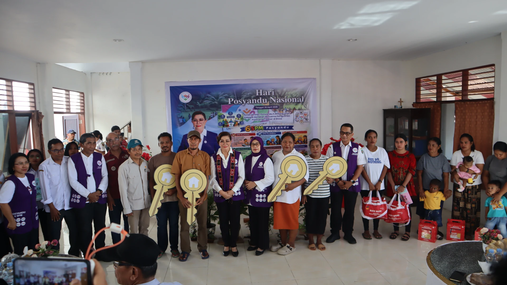 KETUA TP PKK PROVINSI MALUKU, SERAHKAN RUMAH BSPS BAGI WARGA WAAI